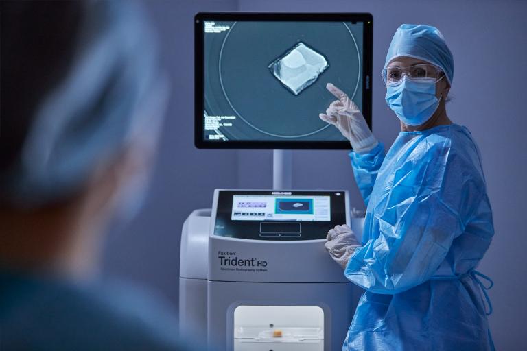 Professionnel de santé montrant l’écran d’un dispositif médical