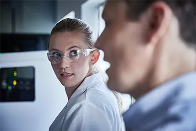 Image d’une femme et d’un homme dans un laboratoire