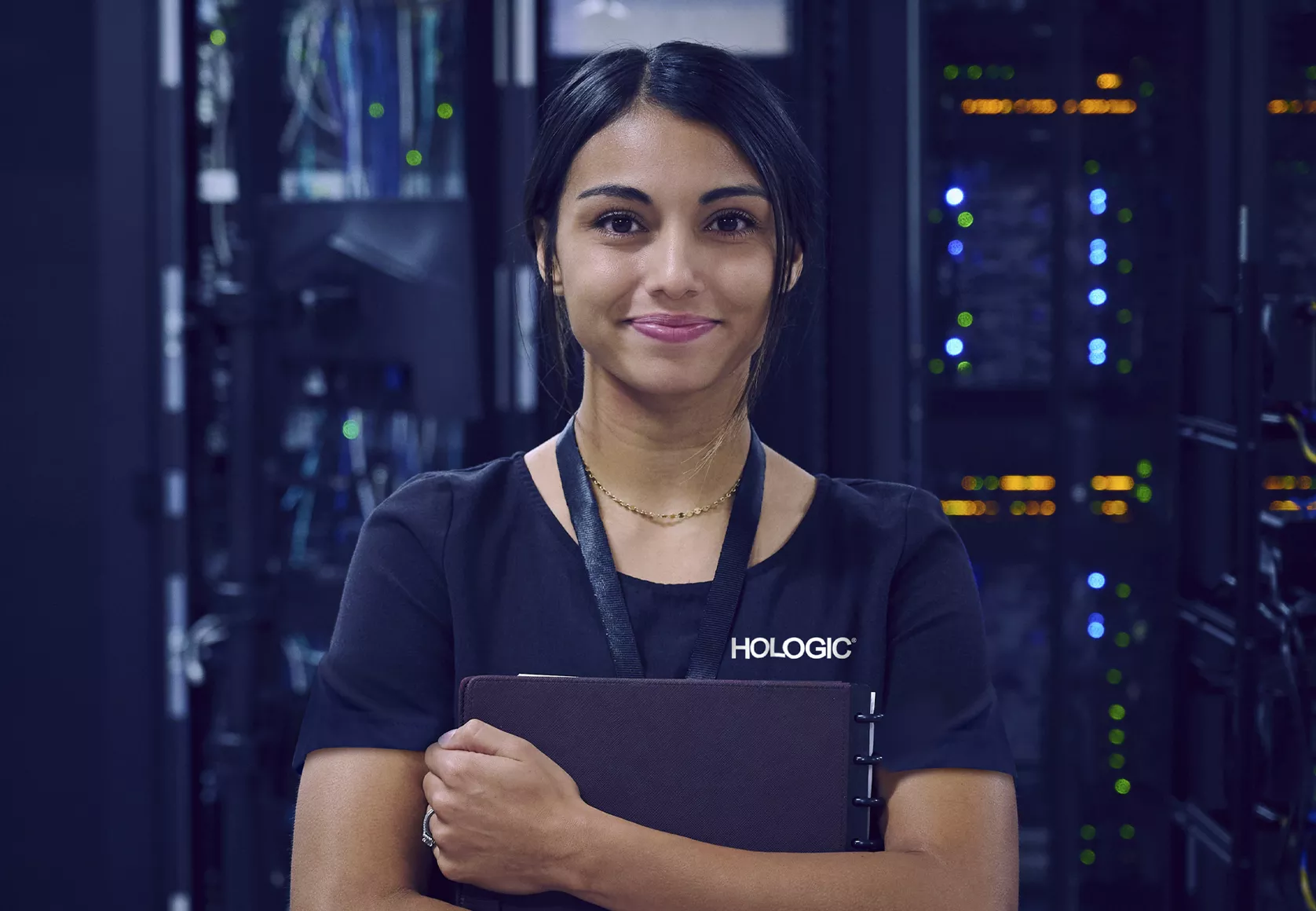 Collaboratrice Hologic devant une salle de serveurs